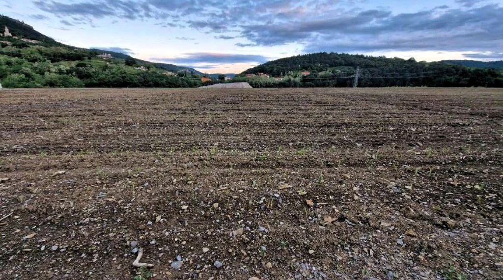 Prej: kamnita površina pri Črnem Kalu